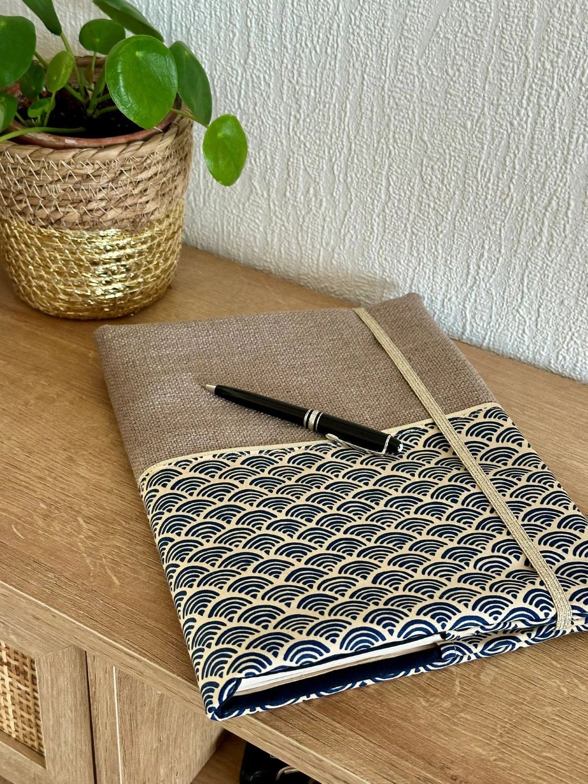 Le protège agenda en lin et tissu japonais Seigaiha bleu marine.