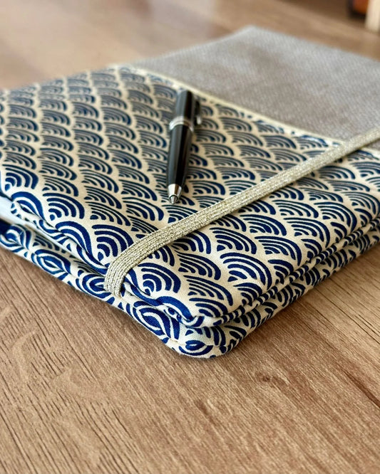 L'élastique doré de fermeture du protège agenda en lin et tissu japonais Seigaiha bleu marine.