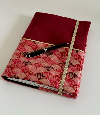Le protège agenda Seigaiha rouge fermé par son élastique doré.