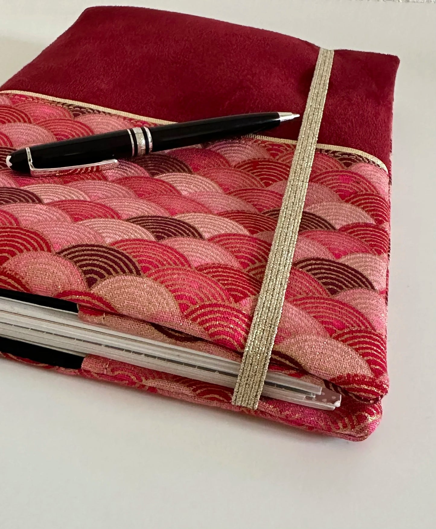 Vue détaillée de l'élastique du protège agenda Seigaiha rouge.