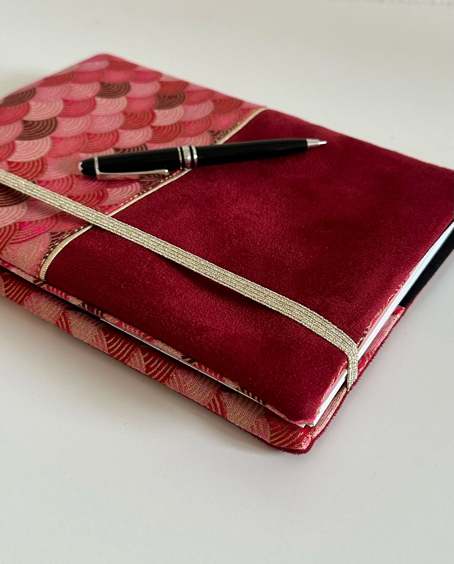 Vue latérale du protège agenda Seigaiha rouge.