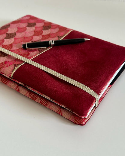 Vue latérale du protège agenda Seigaiha rouge.