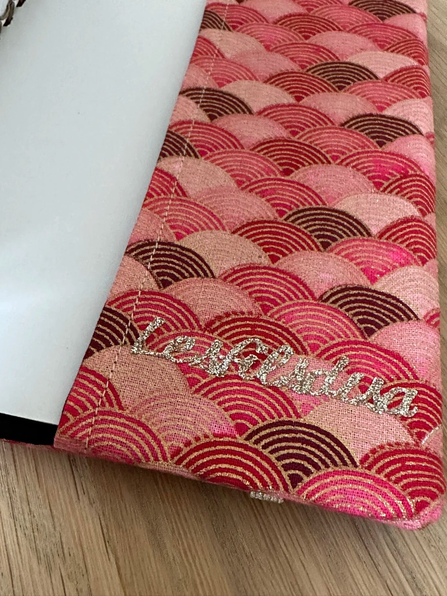 Le rabat inférieur du protège agenda Seigaiha rouge.