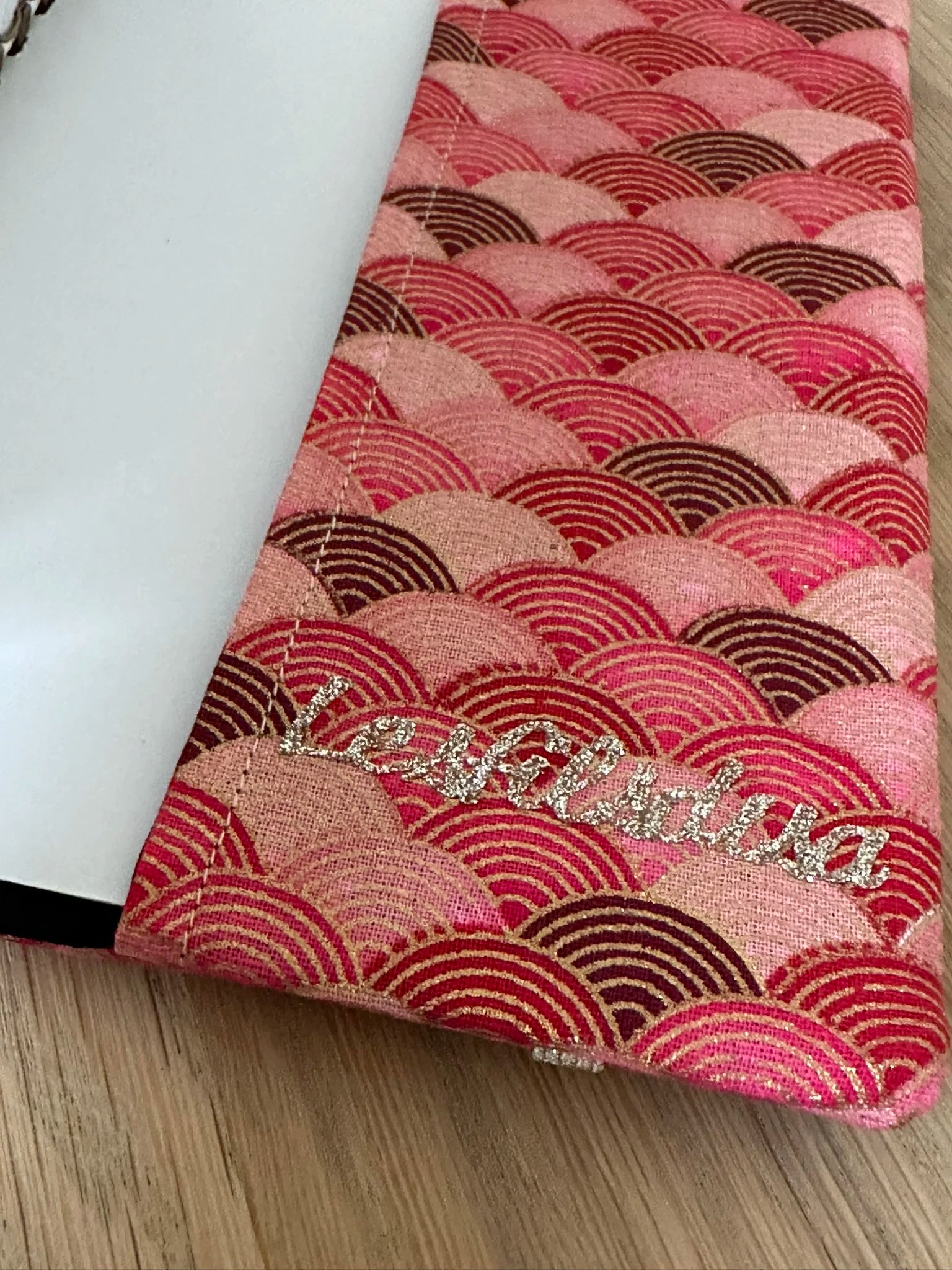 Le rabat inférieur du protège agenda Seigaiha rouge.