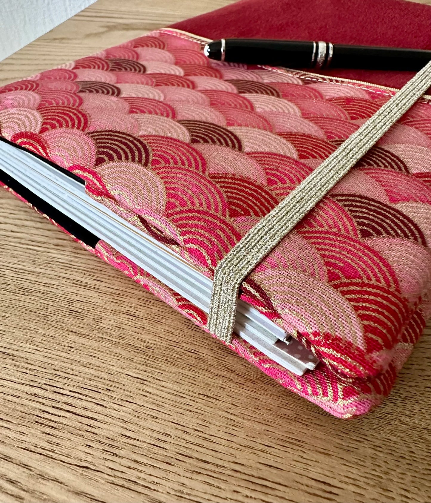Le tissu japonais à petites vagues du protège agenda Seigaiha rouge.