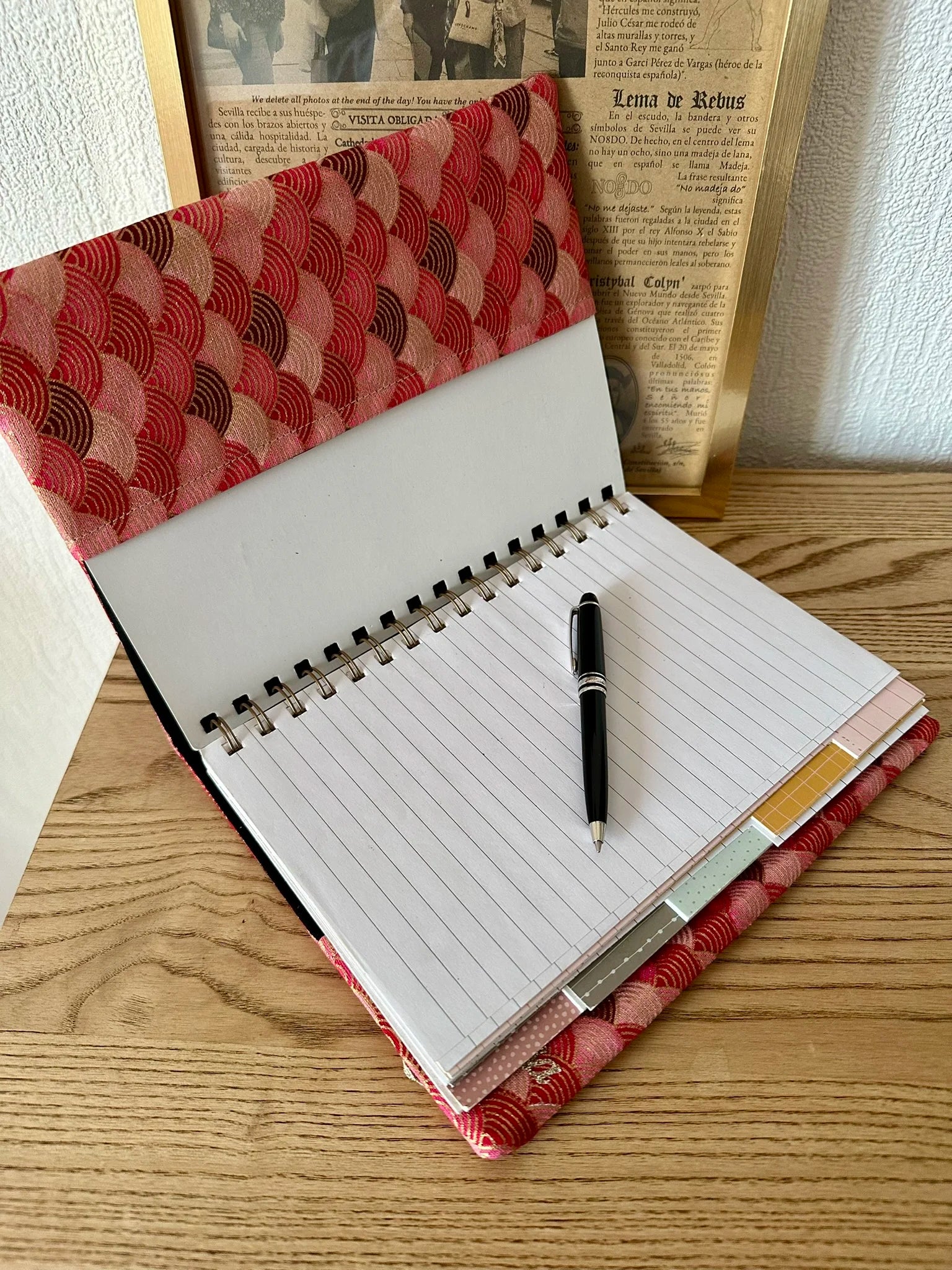 Le protège agenda Seigaiha rouge, ouvert.