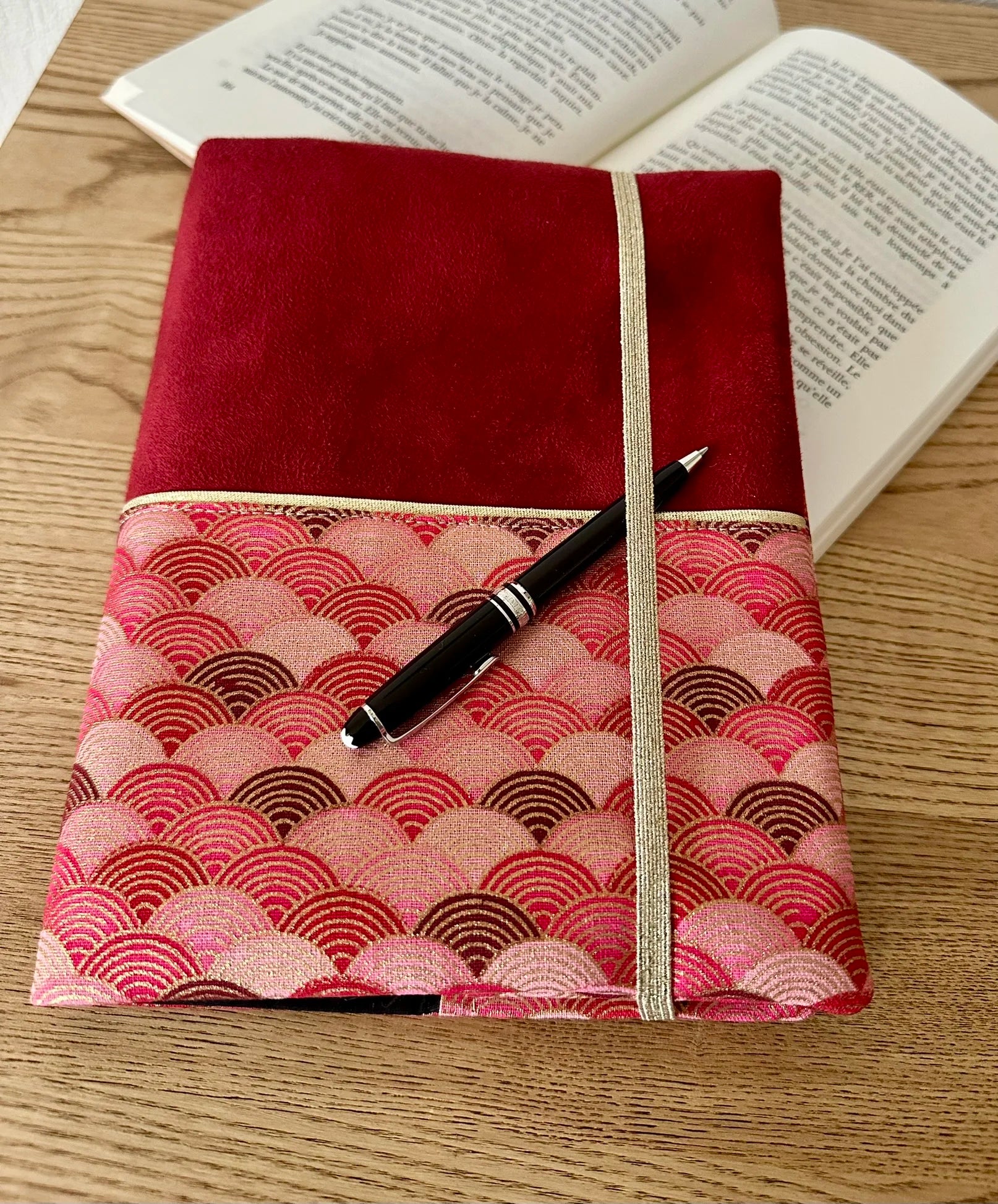 Le protège agenda Seigaiha rouge, vue d'ensemble.