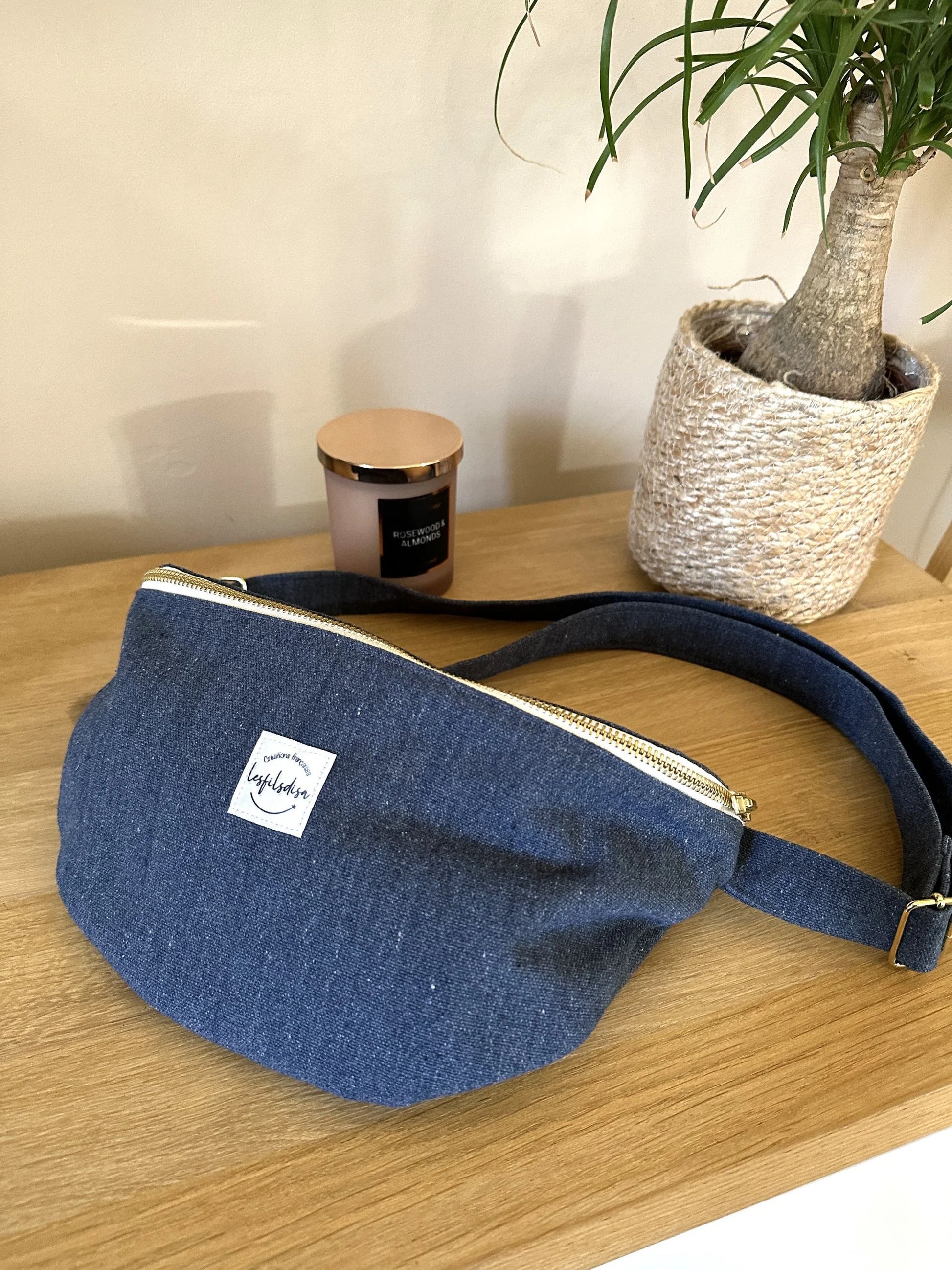 Le sac banane en toile bleu, face avant.