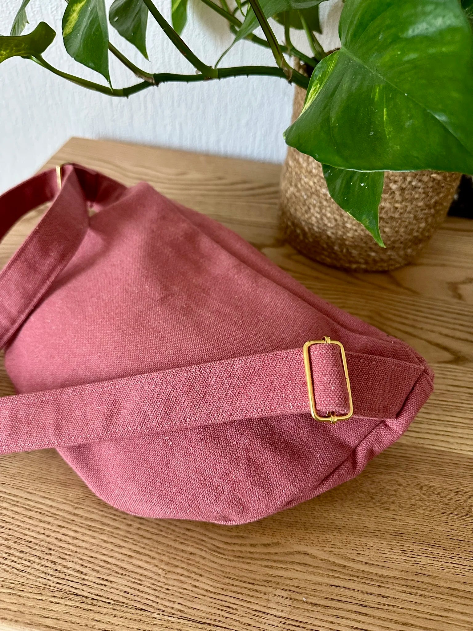 Le sac banane en toile framboise, vue de dos.