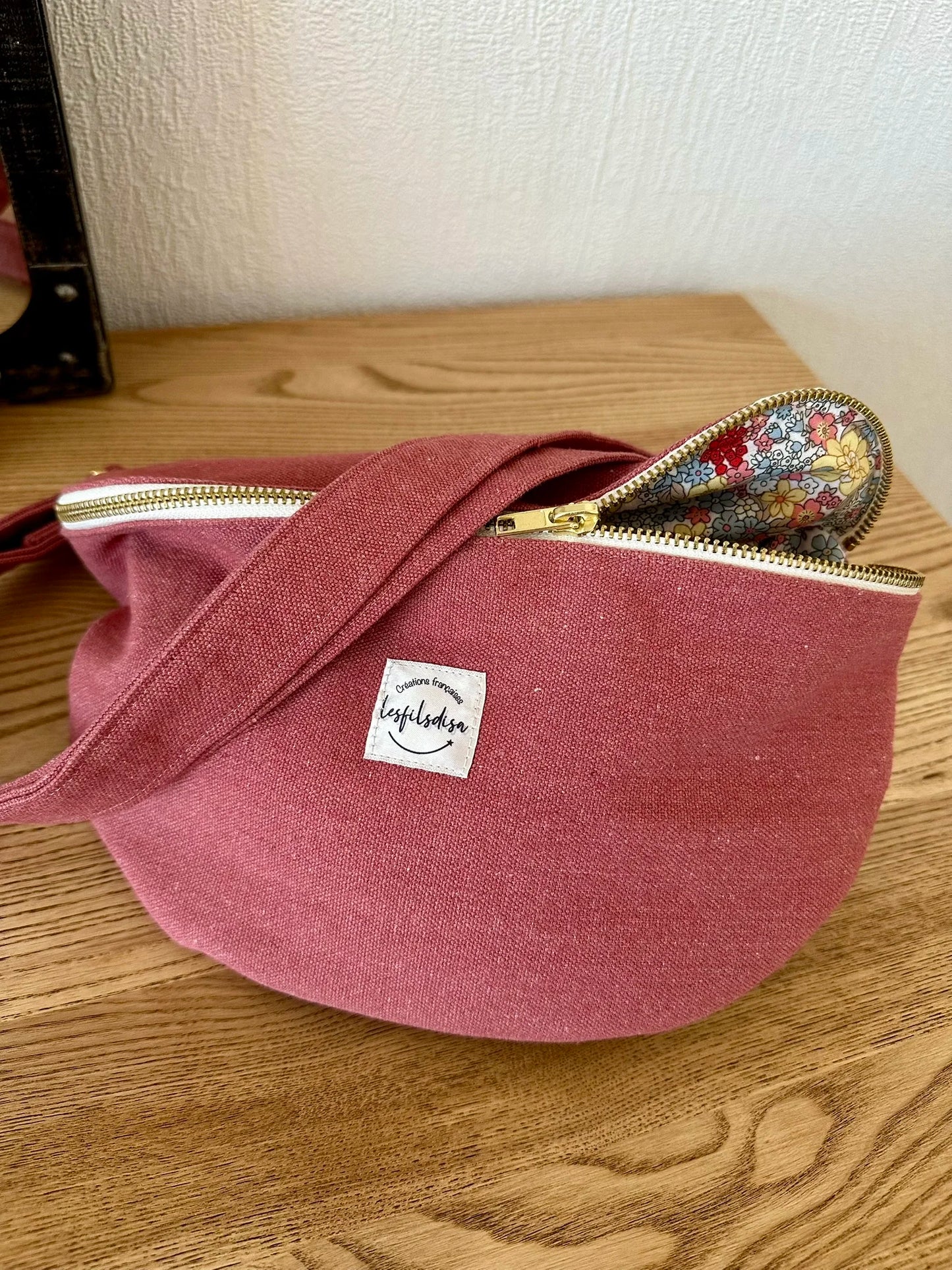 Vue d'ensemble du sac banane en toile framboise, entrouvert.