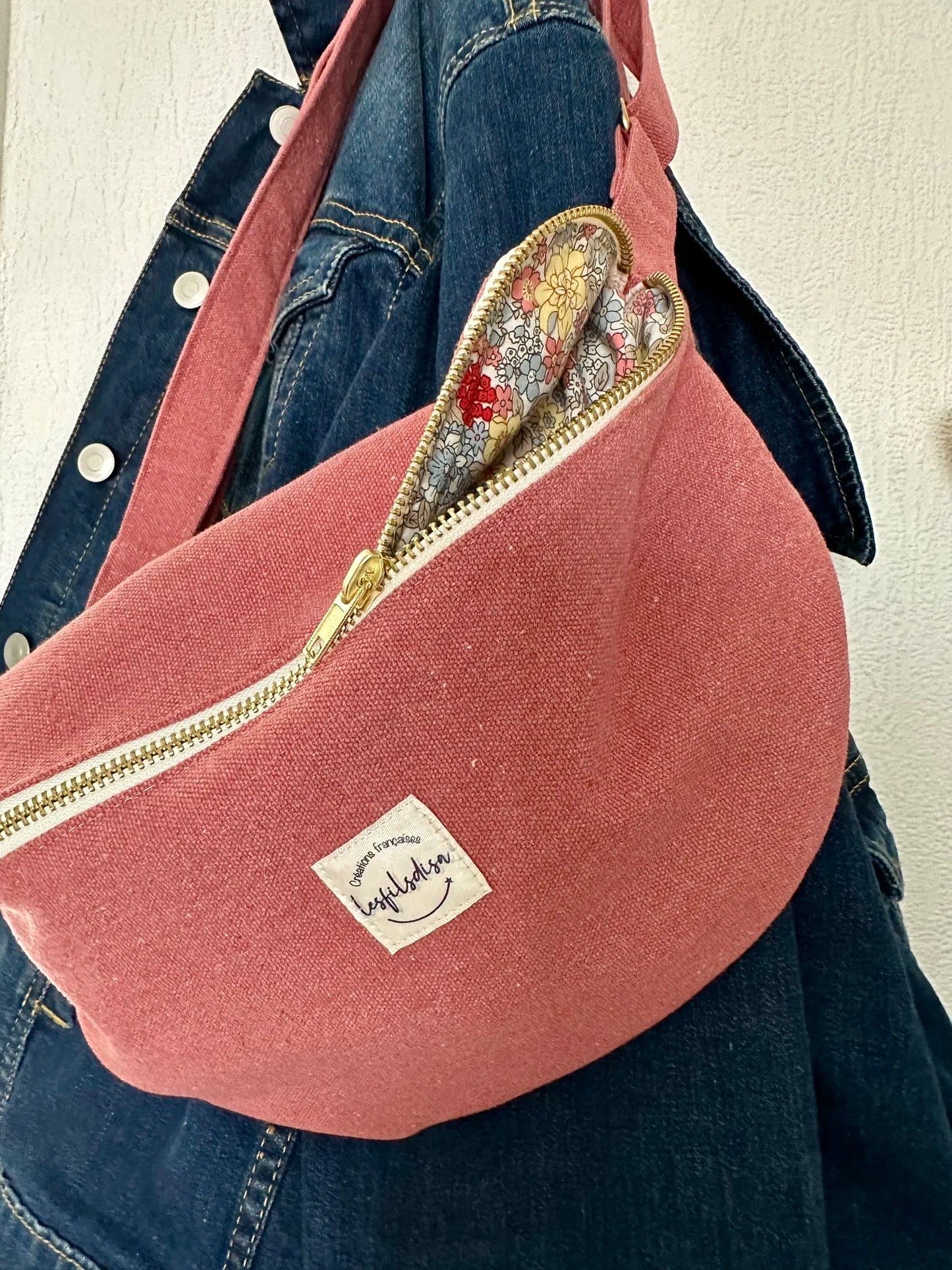Le sac banane en toile framboise, entrouvert.