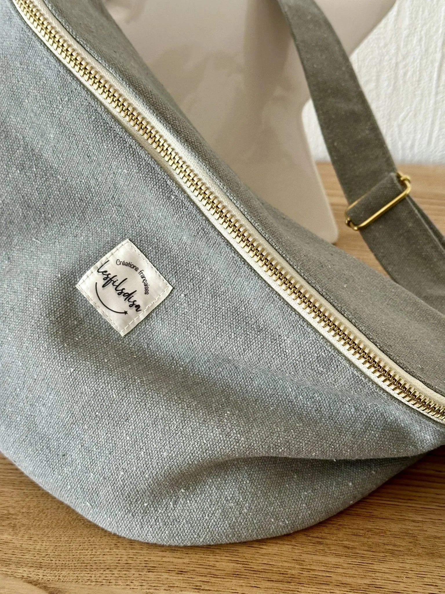 Le sac banane en toile gris ardoise, face avant.