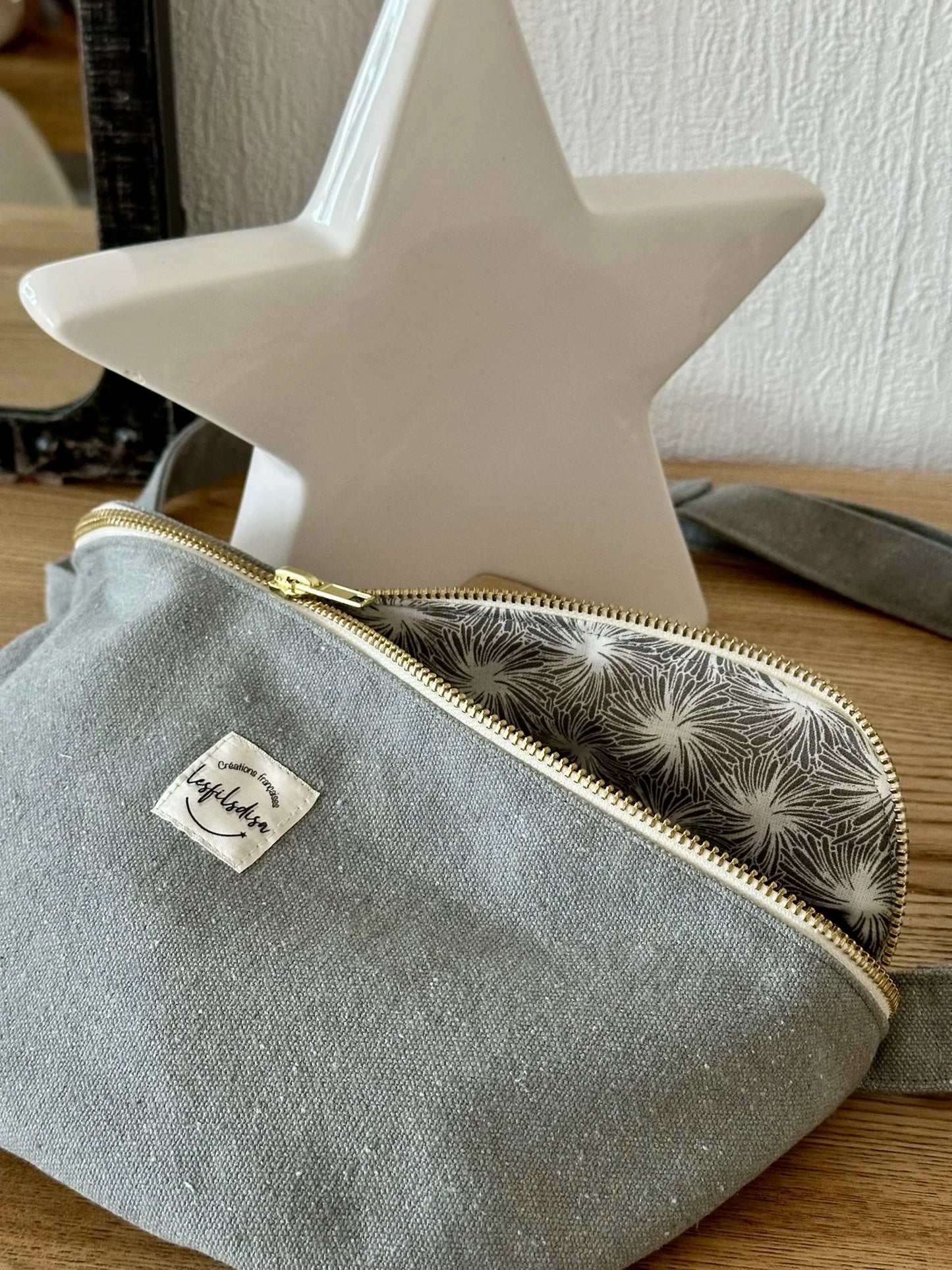 Le sac banane en toile gris ardoise, entrouvert.