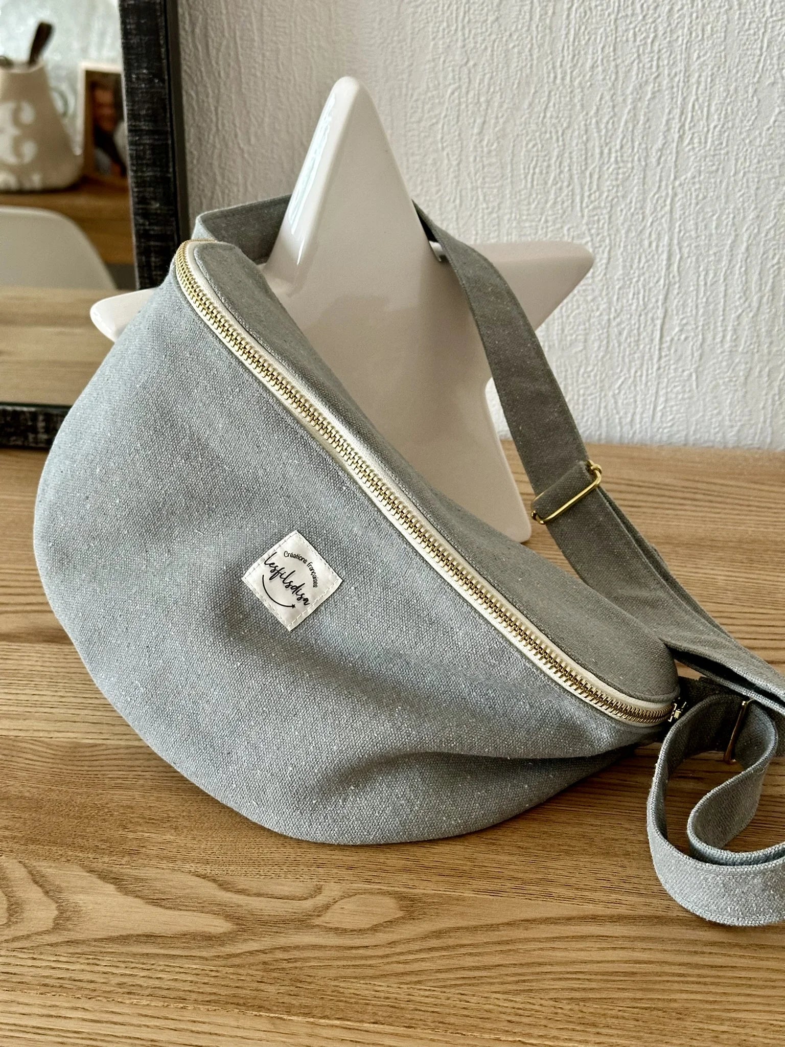 Le sac banane en toile gris ardoise, vue d'ensemble.