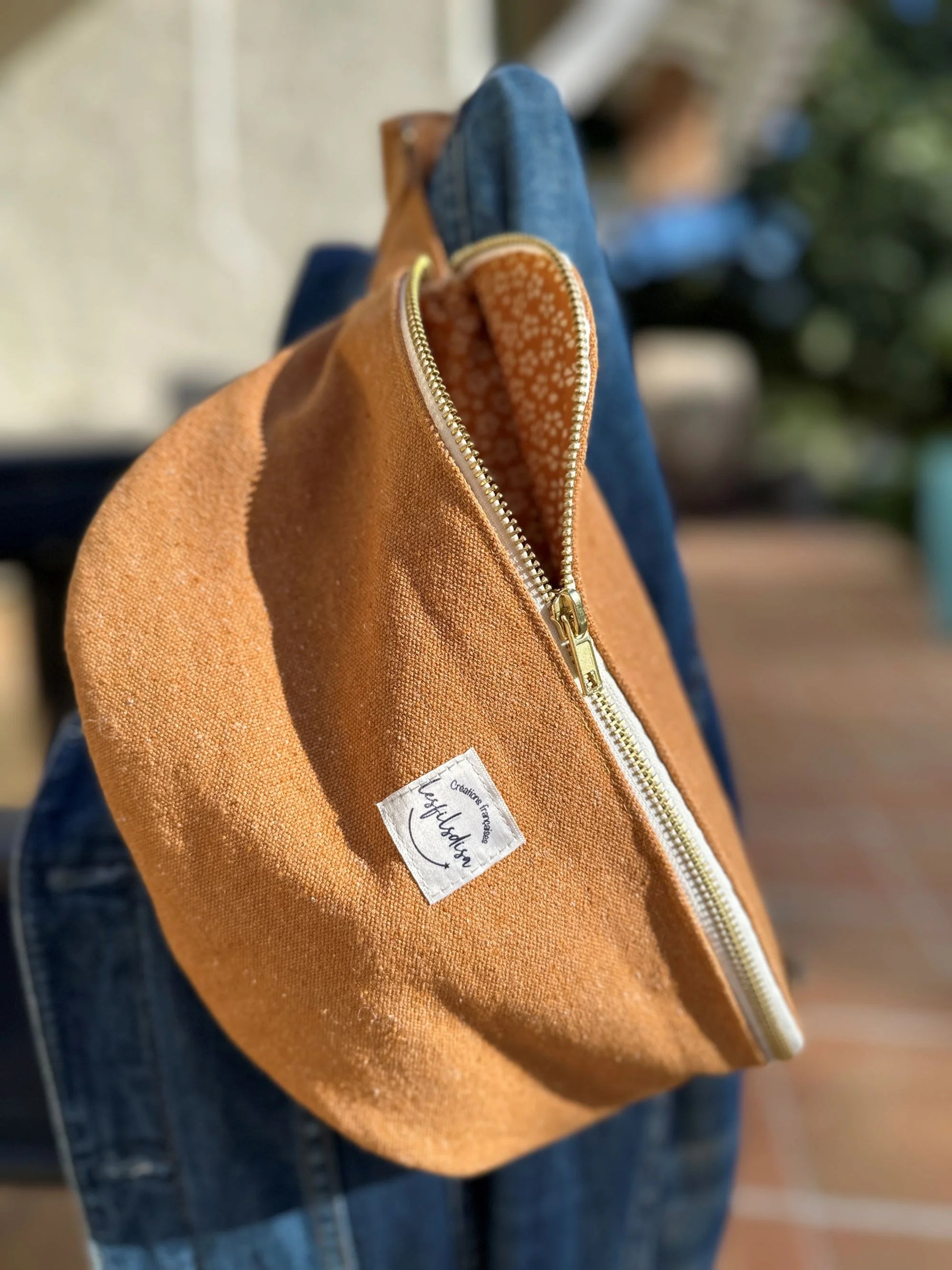 Le sac banane Lesfilsdisa en toile jaune moutarde, entrouvert.