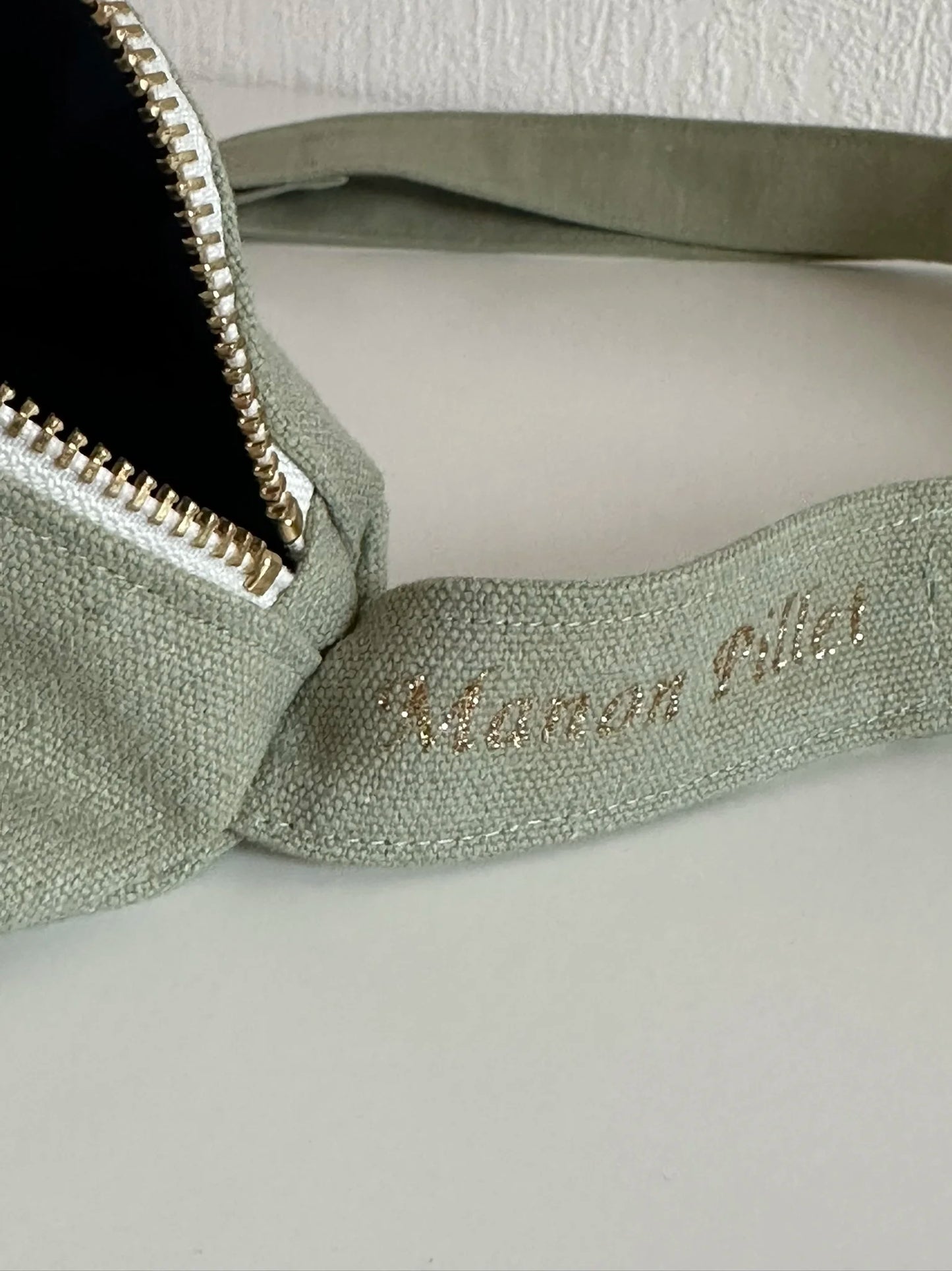 Exemple de personnalisation extérieure du sac banane en toile vert amande .  