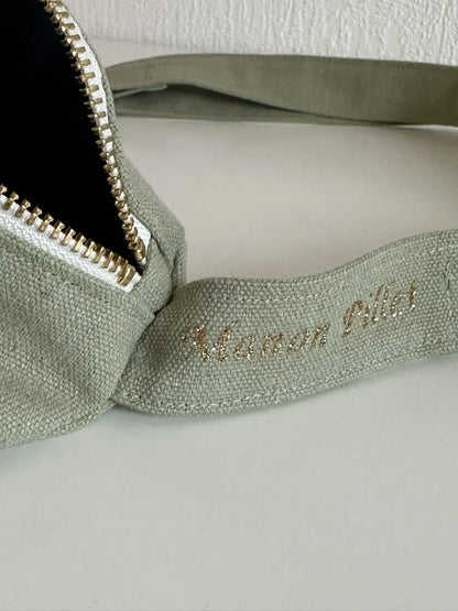 Exemple de personnalisation extérieure du sac banane en toile vert amande .  
