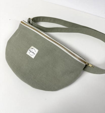 Le sac banane en toile vert amande.