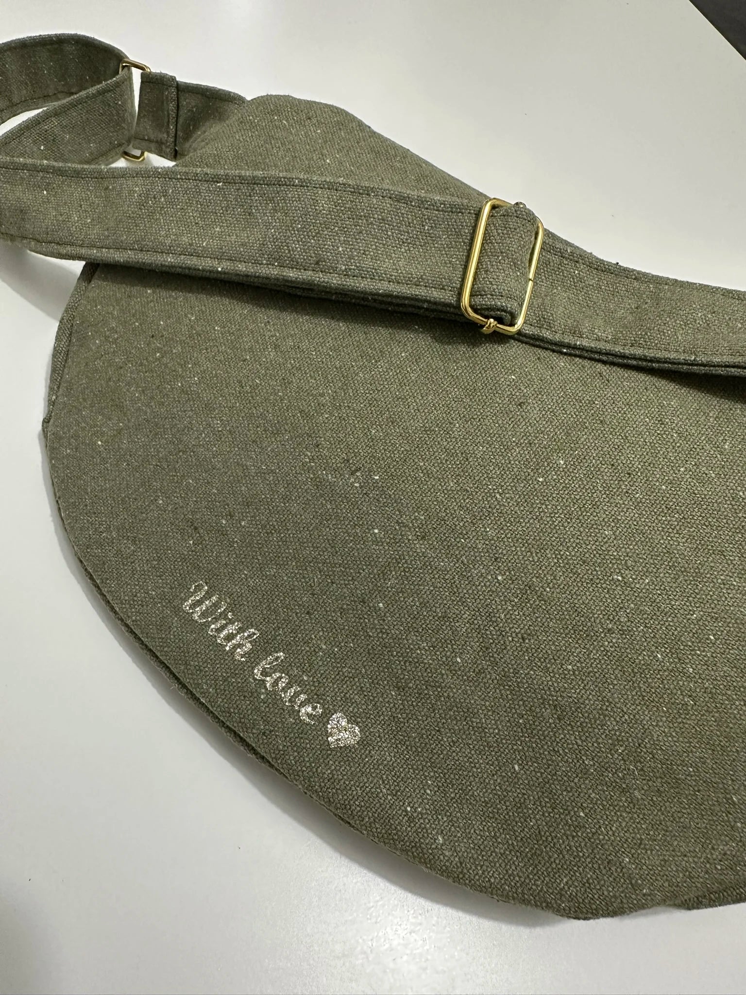 Exemple de personnalisation extérieure du sac banane en toile vert kaki.