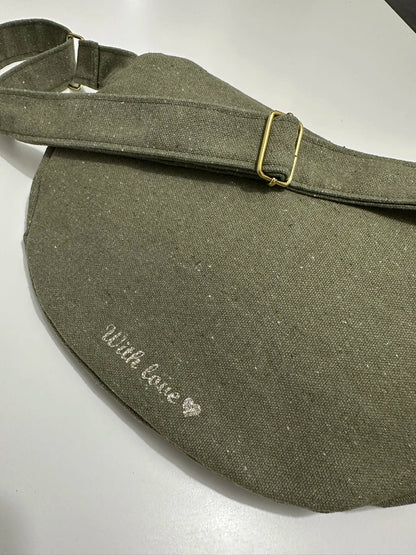 Exemple de personnalisation extérieure du sac banane en toile vert kaki.