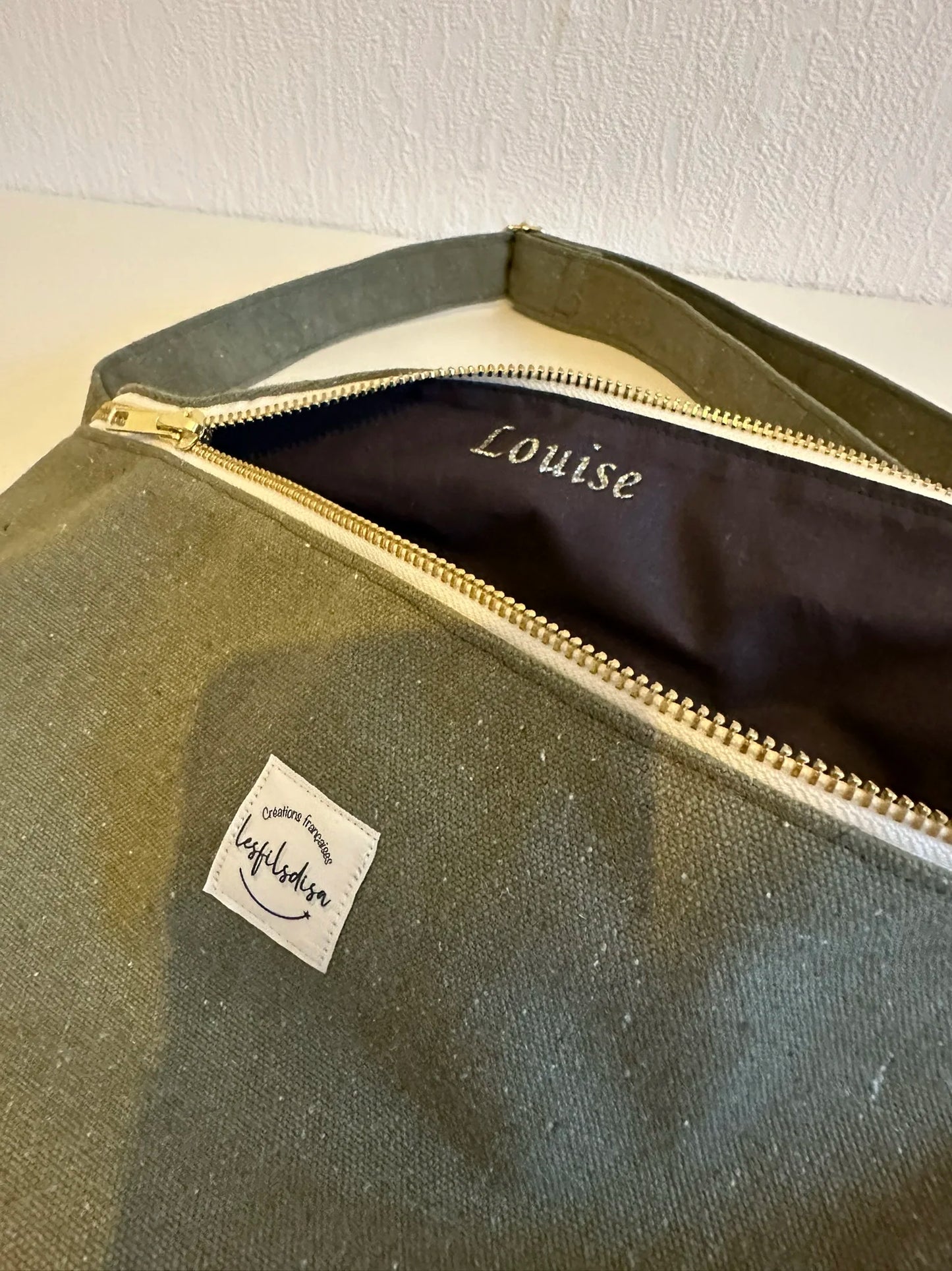 Exemple de personnalisation intérieure du sac banane en toile vert kaki.