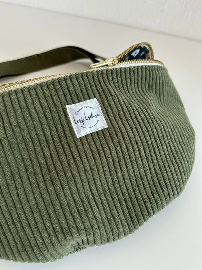 Face avant du sac banane en velours cotelé vert armée.