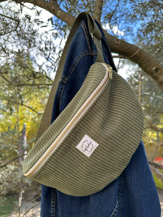 Vue d'ensemble du sac banane en velours cotelé vert armée.