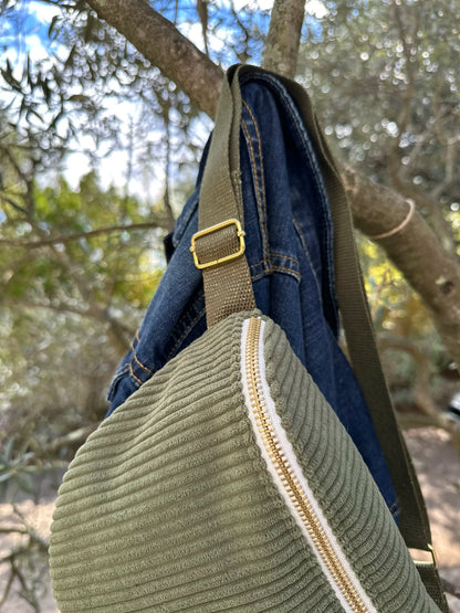 La boucle coulissante du sac banane en velours cotelé vert armée.