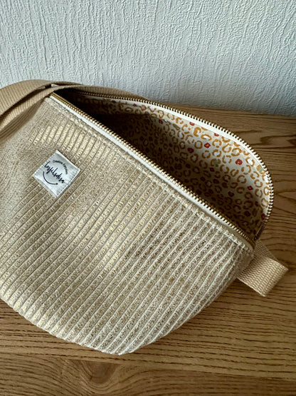 Aperçu de l'intérieur du Le sac banane en velours côtelé doré.