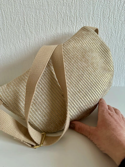 Le dos du sac banane en velours cotelé doré.