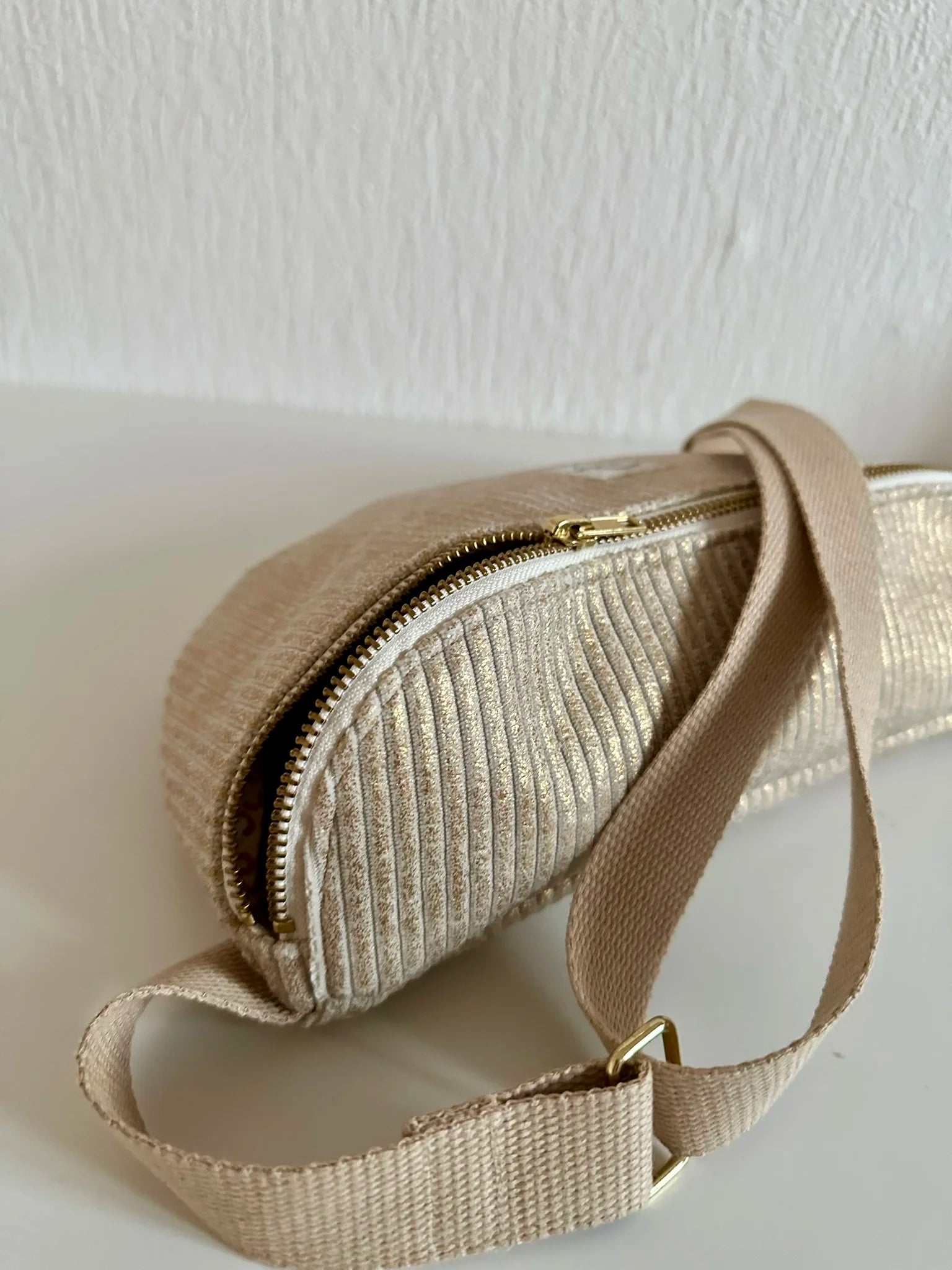 Vue détaillée de la fermeture métal doré du Le sac banane en velours cotelé doré.