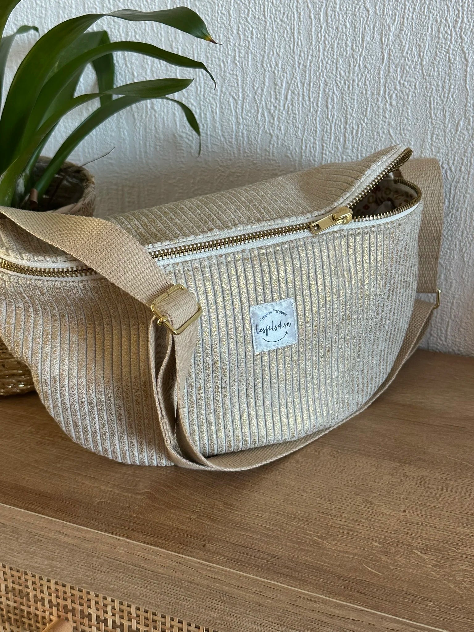 Face avant du sac banane en velours cotelé doré.