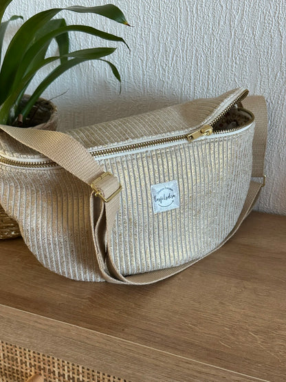 Face avant du sac banane en velours cotelé doré.