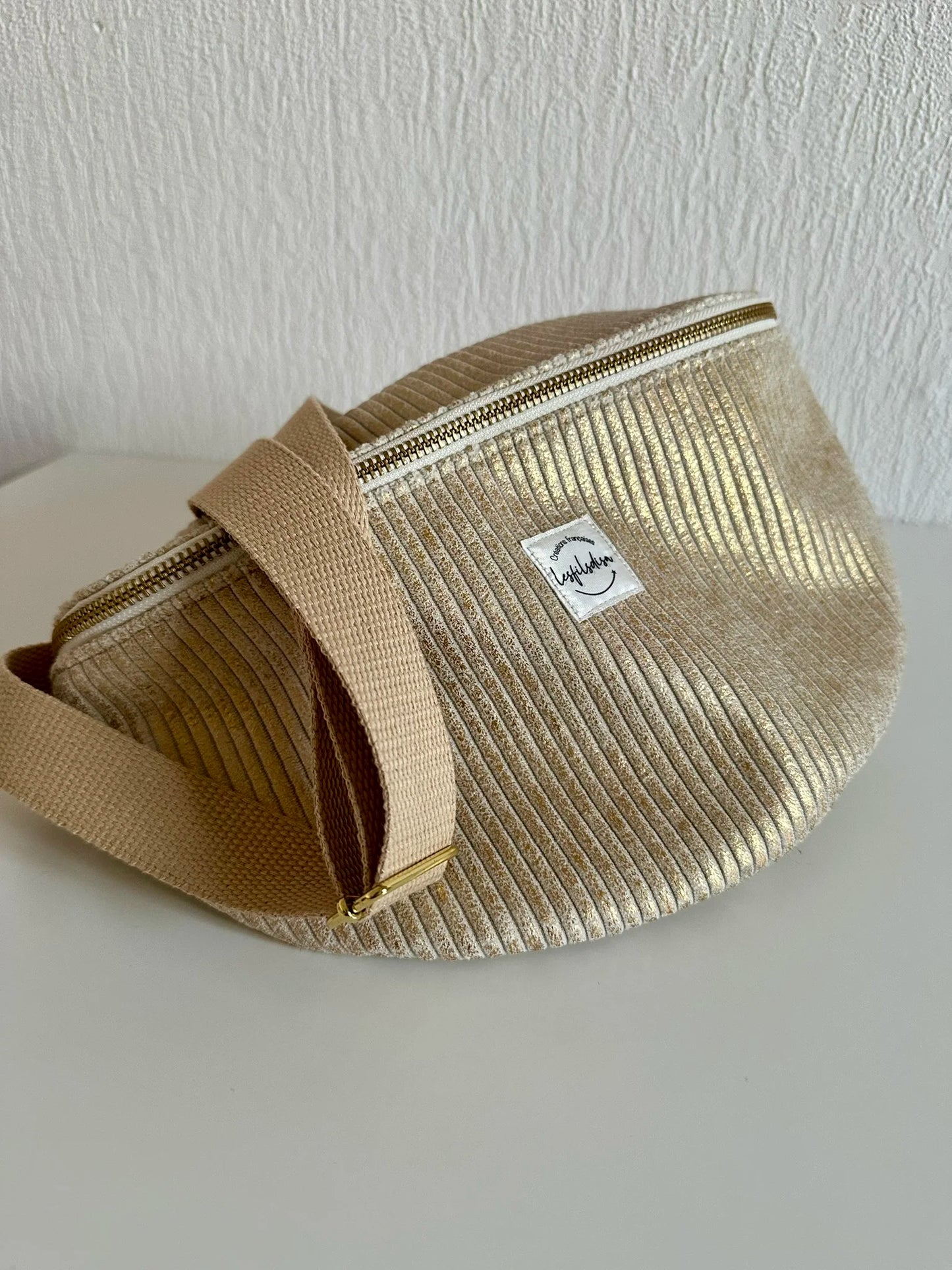Le sac banane en velours cotelé doré