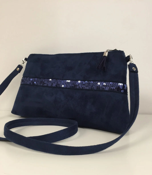 Le sac bandoulière Isa bleu marine à paillettes, avec sa bandoulière amovible.