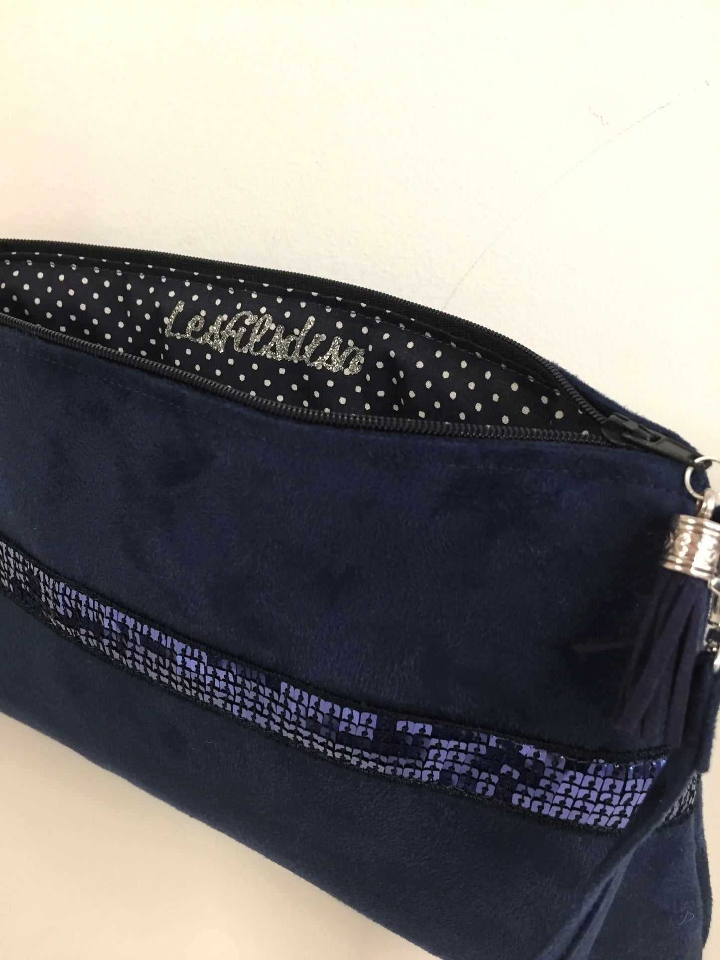 L'intérieur du sac bandoulière Isa bleu marine à paillettes.