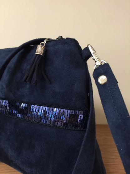 Vue détaillée de la bandoulière amovible du sac bandoulière Isa bleu marine à paillettes.