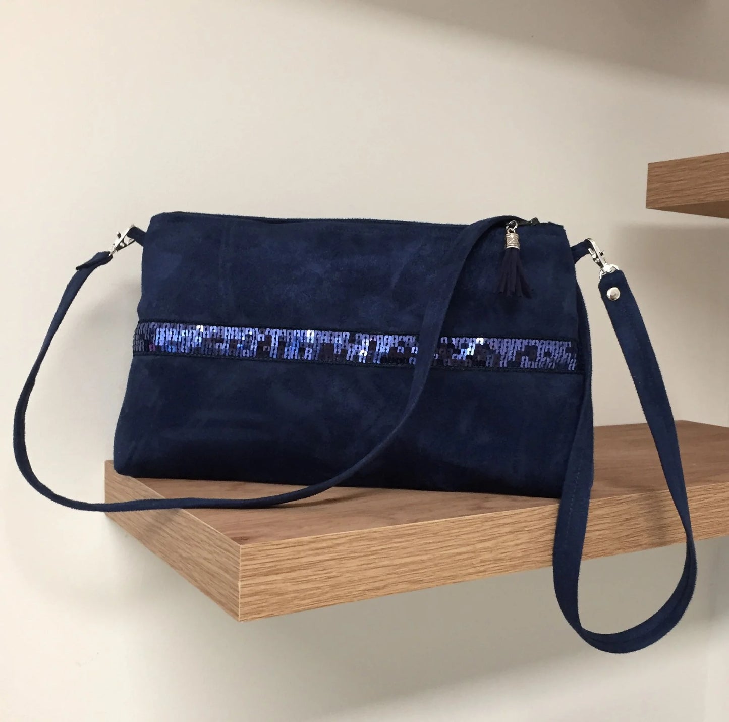 Le sac bandoulière Isa bleu marine à paillettes, vue d'ensemble.