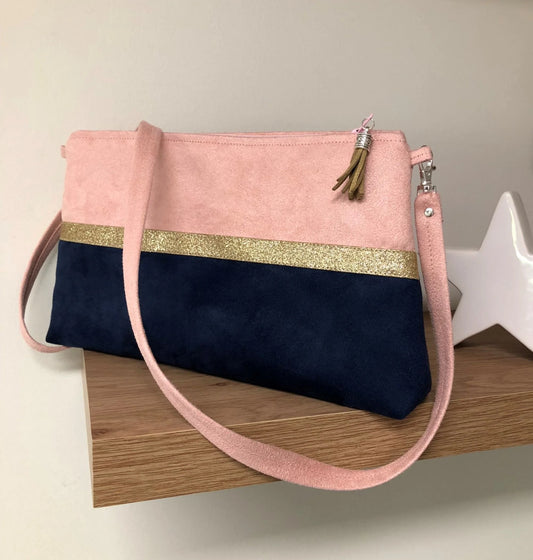 Vue d'ensemble du sac bandoulière Isa rose poudré et bleu marine à paillettes dorées.