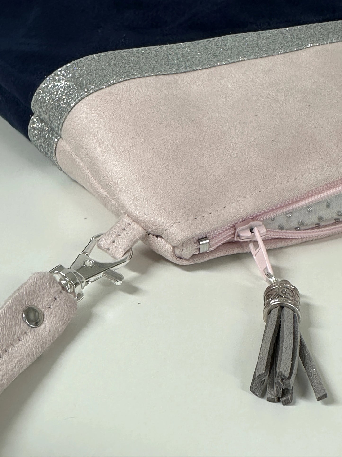 Vue détaillée du  sac bandoulière rose pâle et bleu marine à paillettes argentées.