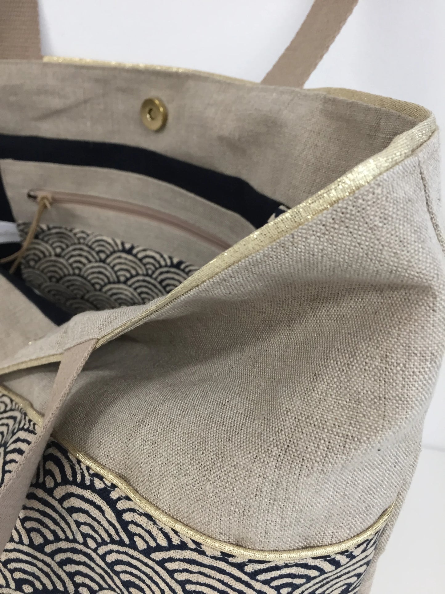Vue détaillée du liseré doré du sac cabas Isa en lin et tissu japonais bleu nuit, beige et doré.