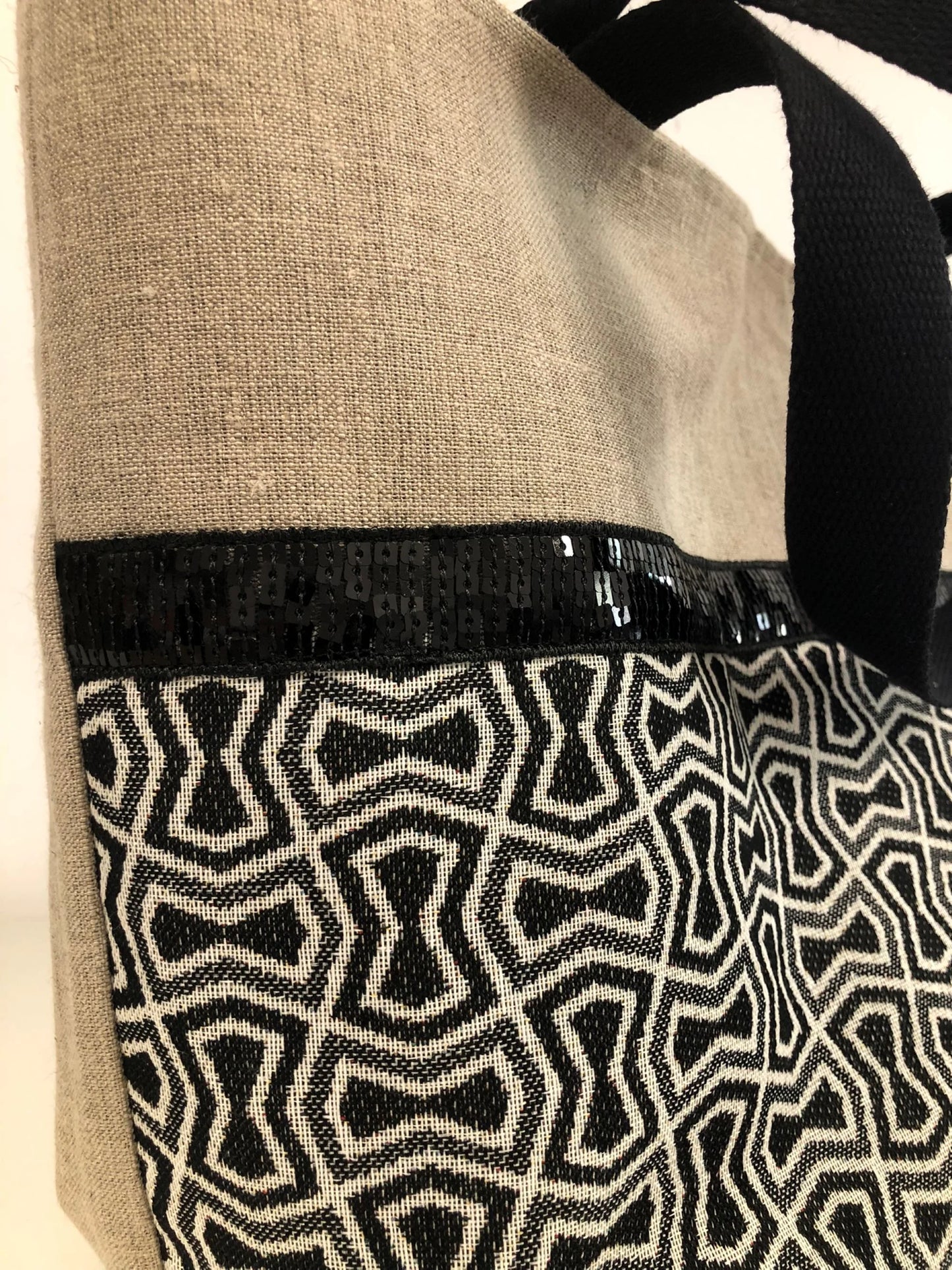 Vue détaillée du sac cabas Isa en lin et tissu jacquard à paillettes noires.