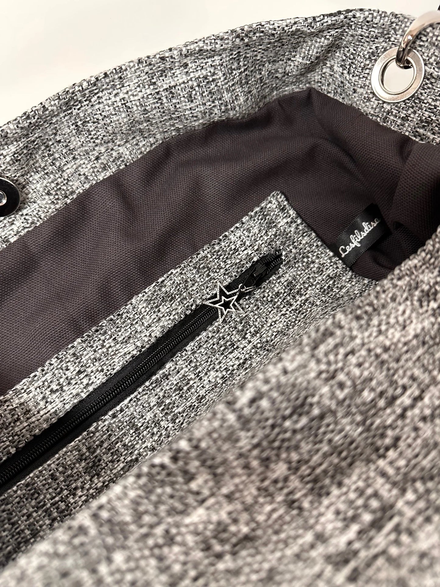 La grande poche zippée intérieure du sac hobo gris chiné.