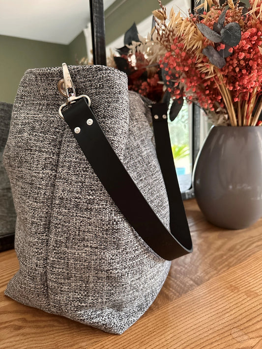 Le sac Hobo gris chiné et anse en cuir noir