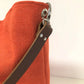 Vue de détail de l'anse en cuir marron du sac Hobo Lesfilsdisa en lin orange 
