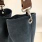 Vue de détail de l'anse en cuir unique du sac hobo Lesfilsdisa en velours côtelé bleu canard