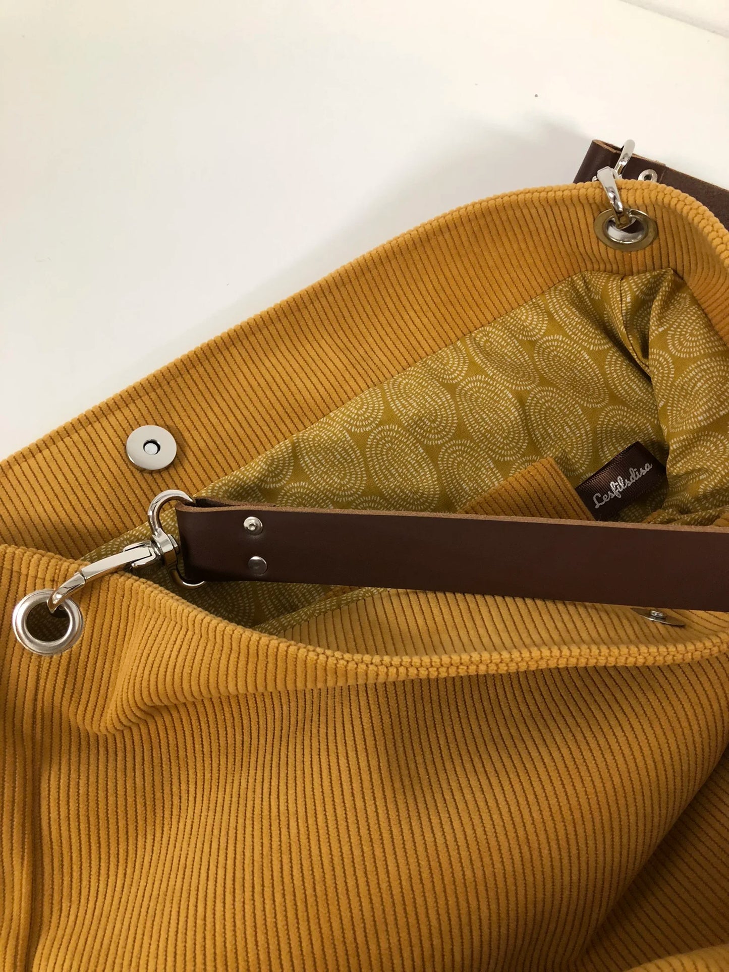 Poche intérieure zippée du sac Hobo Lesfilsdisa en velours côtelé jaune moutarde et son anse en cuir marron amovible