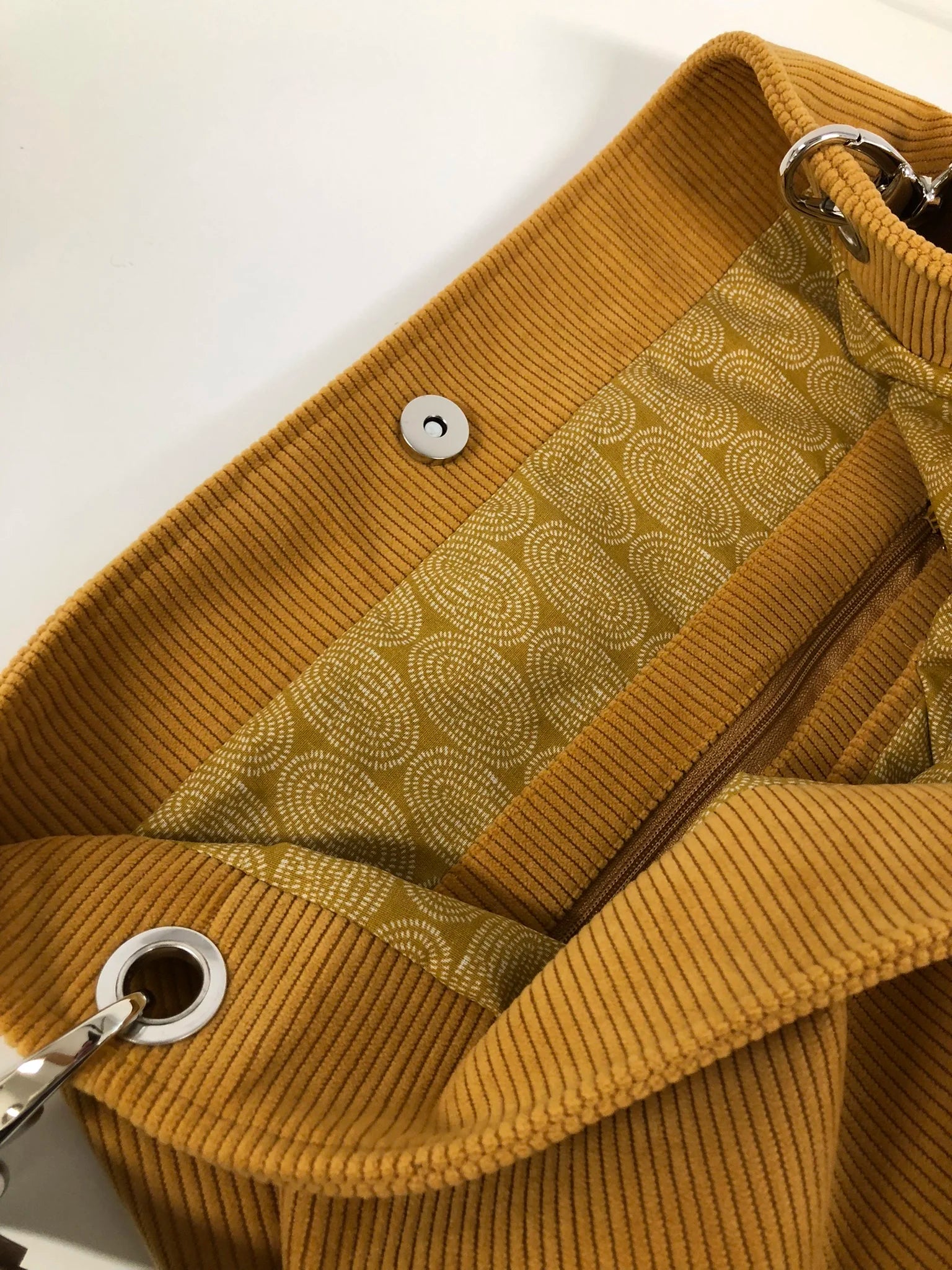 Vue intérieure du sac Hobo Lesfilsdisa en velours côtelé jaune moutarde et son anse en cuir marron amovible