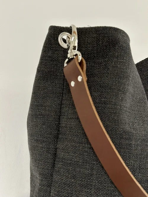 Sac Hobo en lin gris anthracite, anse en cuir marron ou fauve
