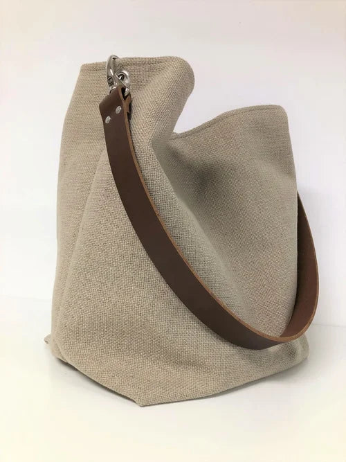 Le sac Hobo en lin beige et léopard avec anse en cuir marron
